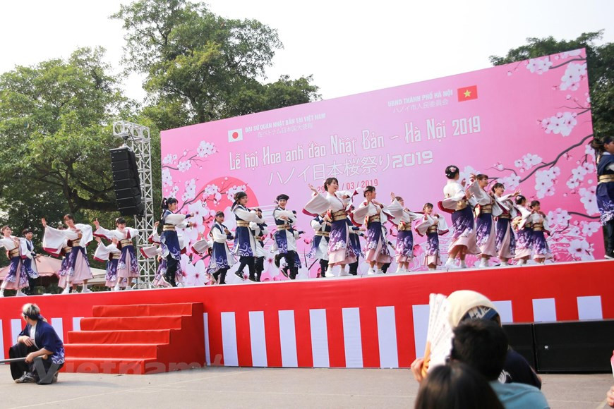 在河内市步行街表演索朗祭传统舞蹈节目。图自越通社
