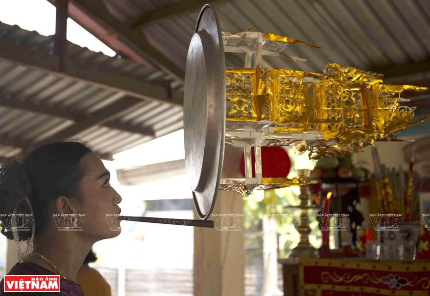 表演“蓬莱舞”。越南画报记者 通海 摄