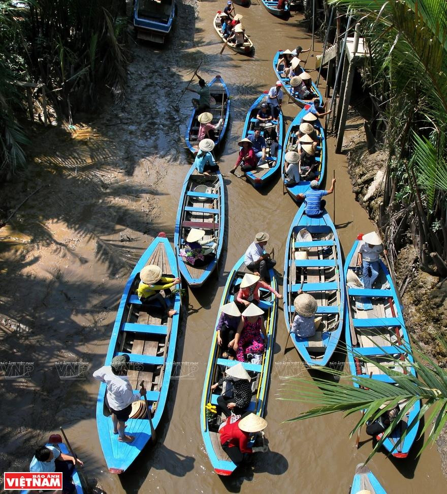 游客乘船探索泰山岛。越南画报记者 陈俊 摄
