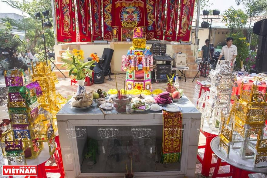 为娘娘献上供品。越南画报记者 通海 摄