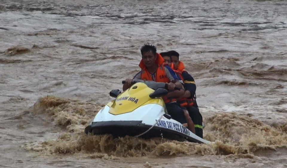 截至4日，救灾力量已贴近萨那村，开展搜救和粮食援助工作。图自越通社