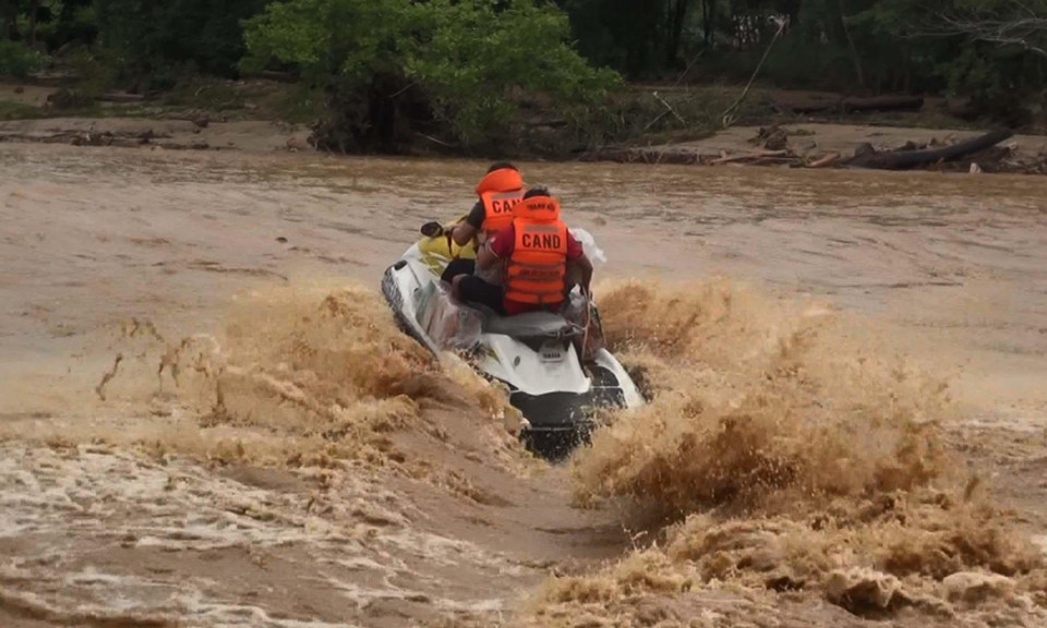 截至4日，救灾力量已贴近萨那村，开展搜救和粮食援助工作。图自越通社