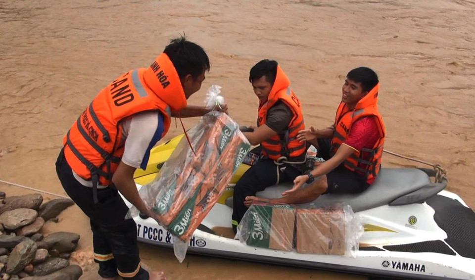 截至4日，救灾力量已贴近萨那村，开展搜救和粮食援助工作。图自越通社