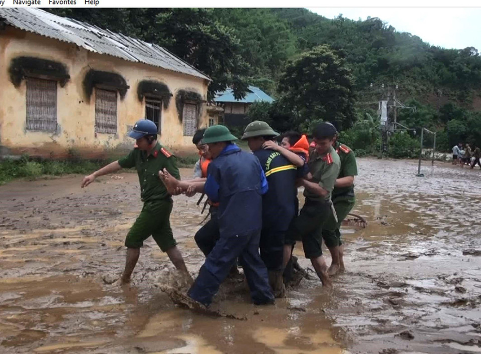 截至4日，救灾力量已贴近萨那村，开展搜救和粮食援助工作。图自越通社