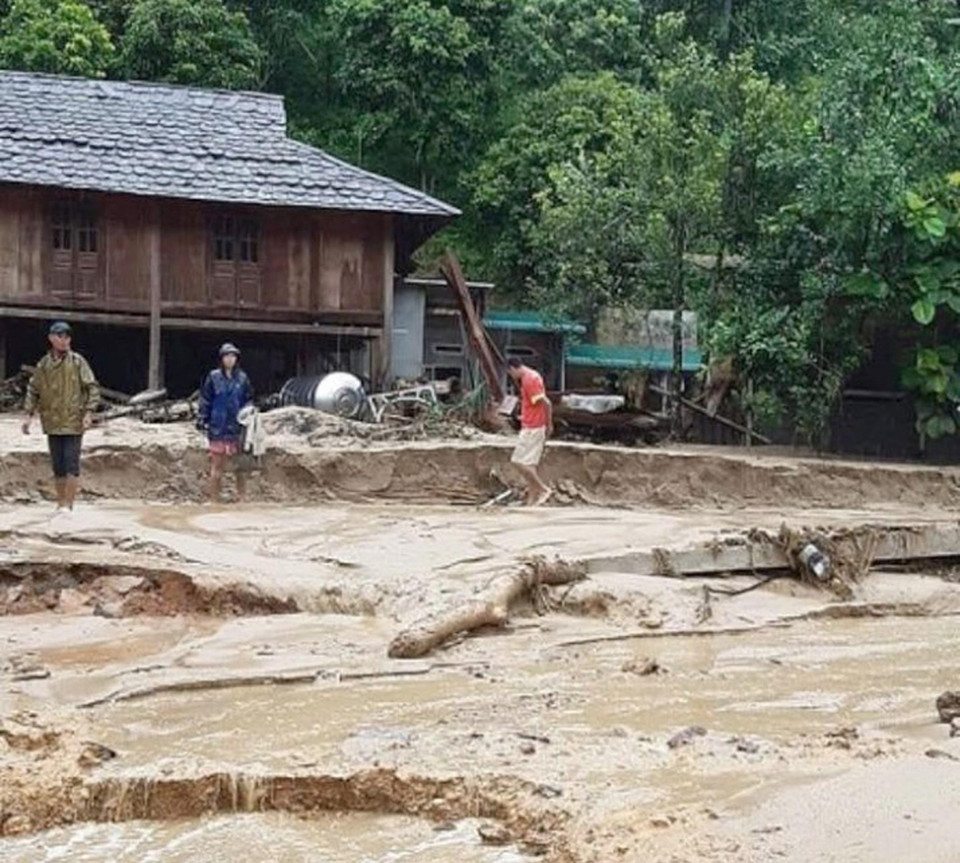 暴雨洪水同时造成清化省孟辣(Muong Lat)、官欣（Quan Hon）等县59间房屋完全垮塌，另有65间房屋受严重损失，907间被淹没，导致1170户家庭被迫疏散。图自越通社