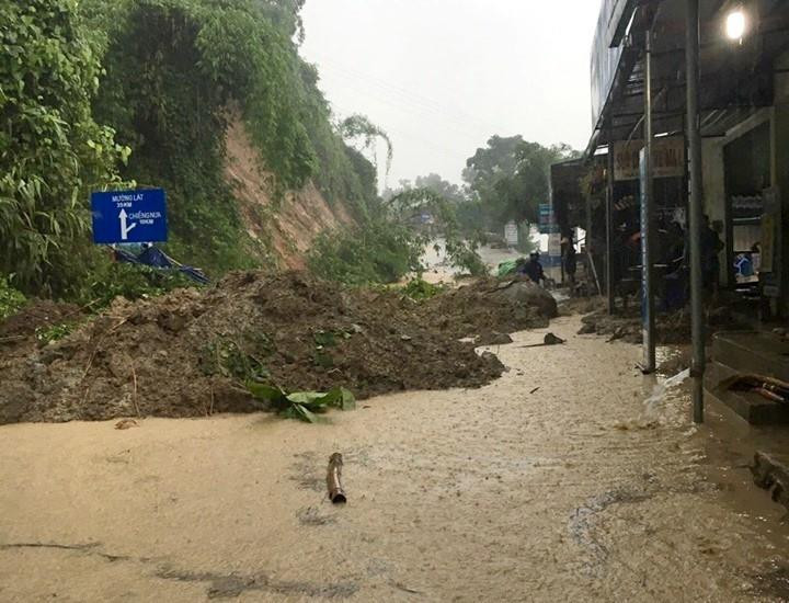 暴雨洪水同时造成清化省孟辣(Muong Lat)、官欣（Quan Hon）等县59间房屋完全垮塌，另有65间房屋受严重损失，907间被淹没，导致1170户家庭被迫疏散。图自越通社