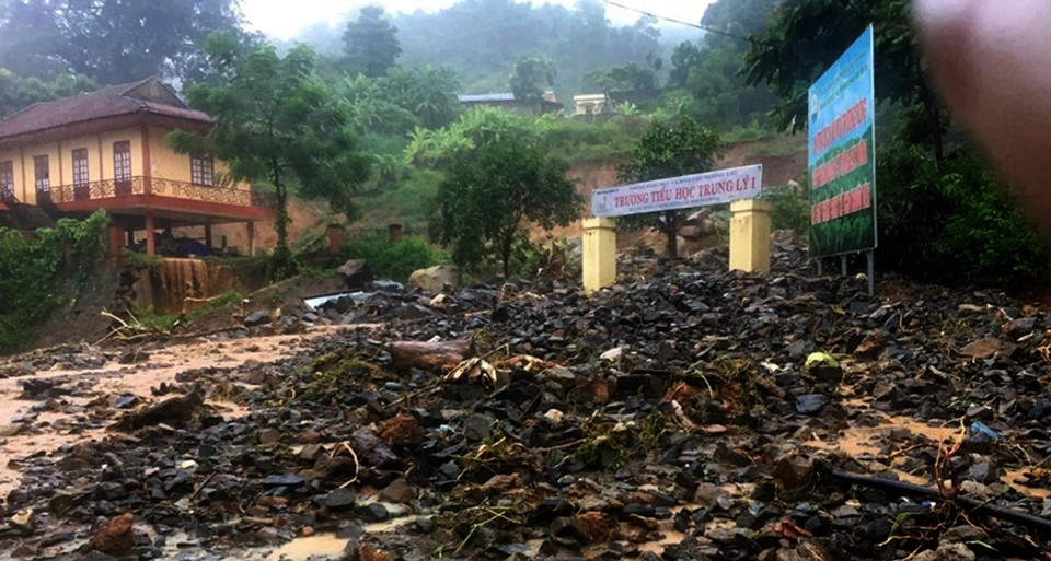 暴雨洪水同时造成清化省孟辣(Muong Lat)、官欣（Quan Hon）等县59间房屋完全垮塌，另有65间房屋受严重损失，907间被淹没，导致1170户家庭被迫疏散。图自越通社