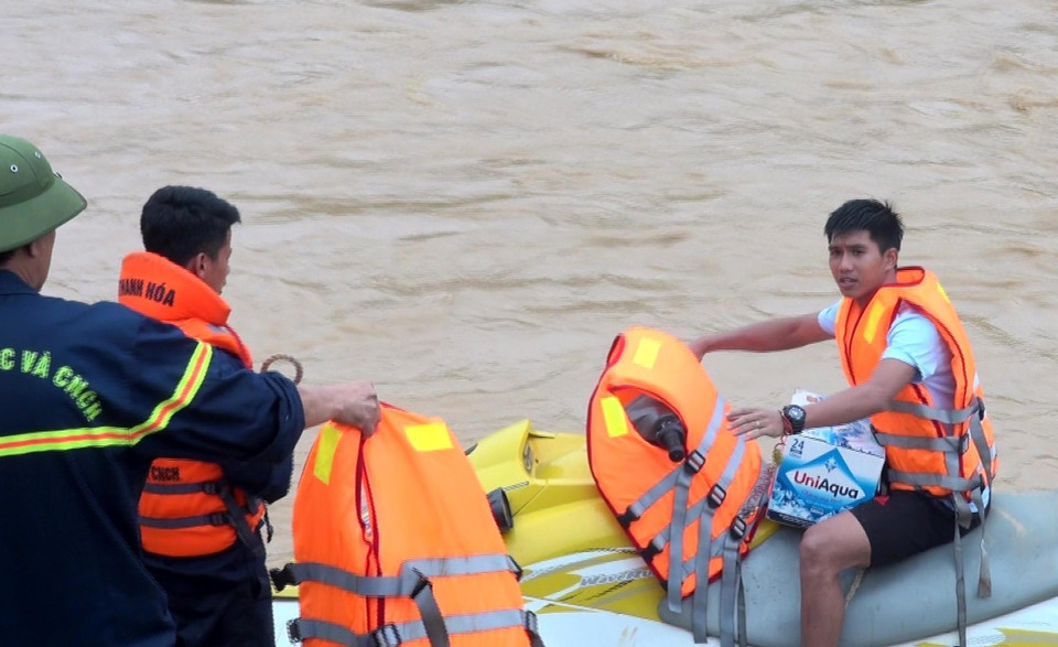 截至4日，救灾力量已贴近萨那村，开展搜救和粮食援助工作。图自越通社