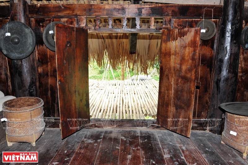 主屋的正门，门外是竹搭的晒台。越南画报记者 清江/功达 