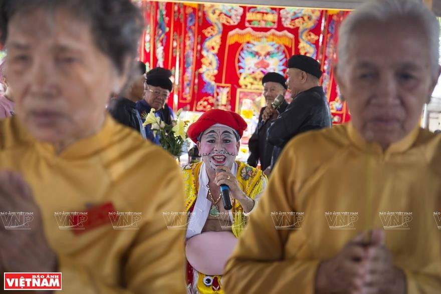 表演地娘调能即兴演唱。越南画报记者 通海 摄