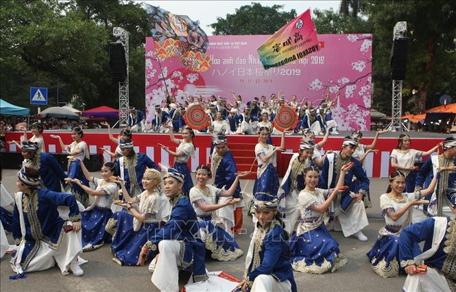 索朗祭传统舞蹈节目。图自越通社