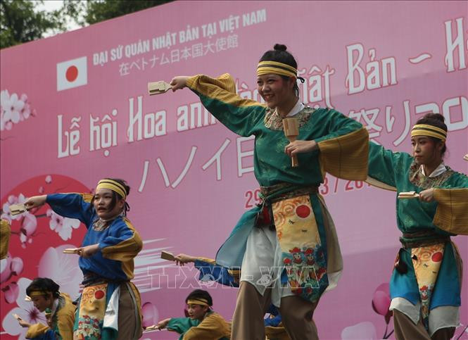 索朗祭传统舞蹈节目。图自越通社