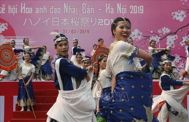 索朗祭传统舞蹈节目。图自越通社