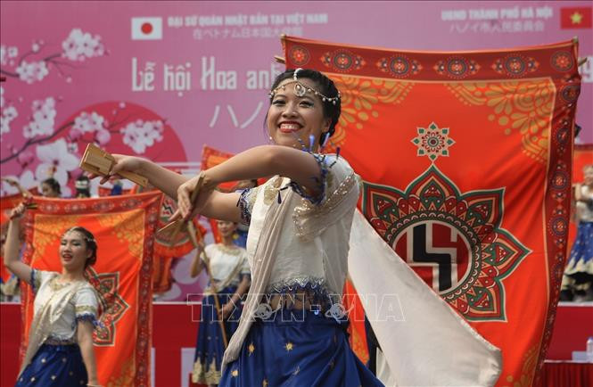 索朗祭传统舞蹈节目。图自越通社