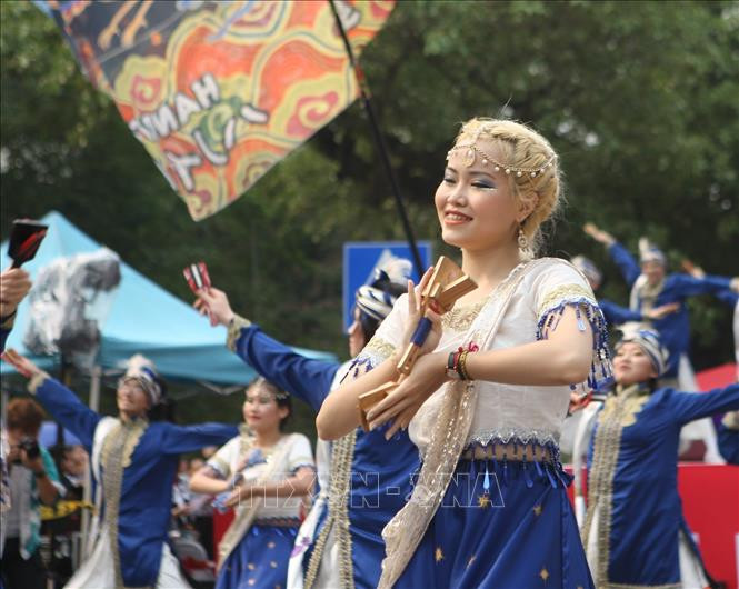 朗祭是日本既传统又现代的艺术表演形式。图自越通社