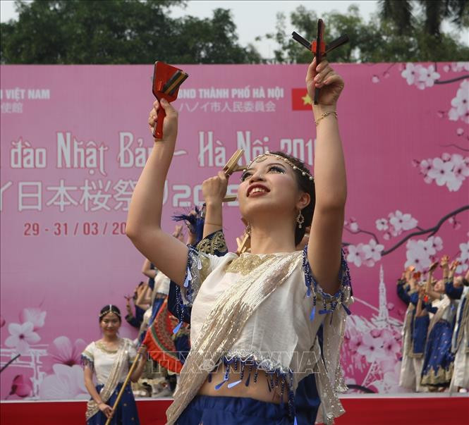 索朗祭传统舞蹈节目。图自越通社