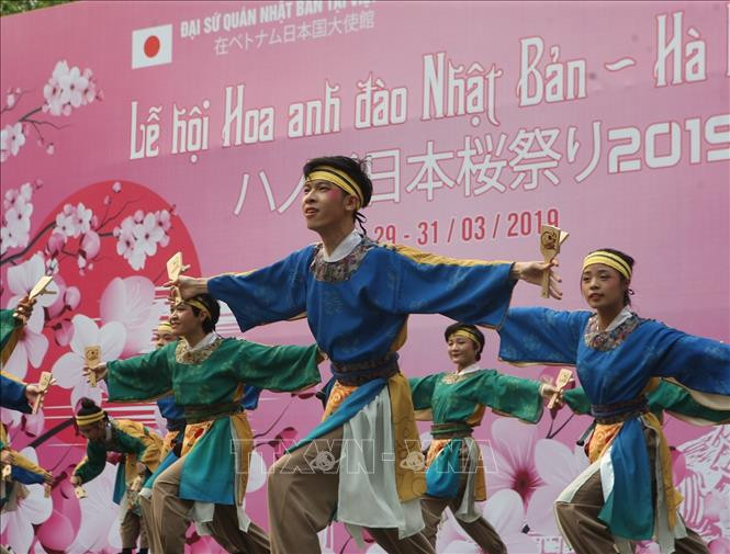 索朗祭传统舞蹈节目。图自越通社