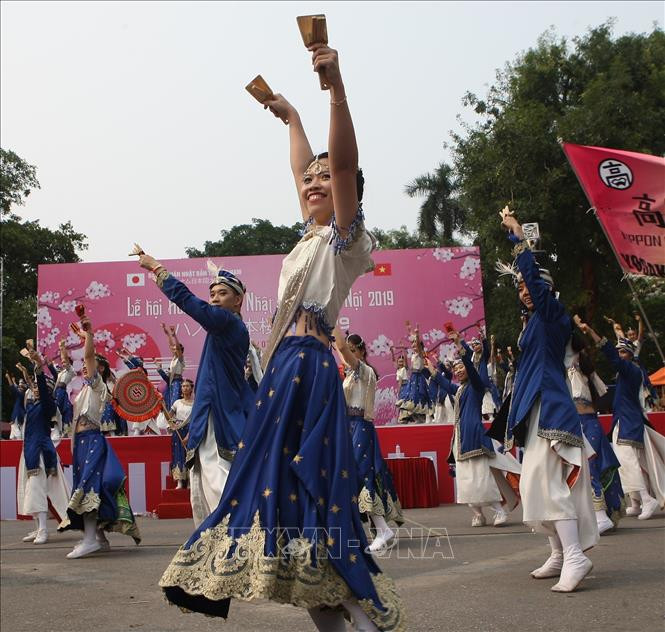 索朗祭传统舞蹈节目。图自越通社