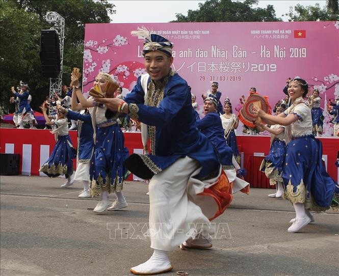 索朗祭传统舞蹈节目。图自越通社