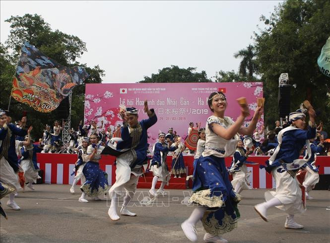 索朗祭传统舞蹈节目。图自越通社