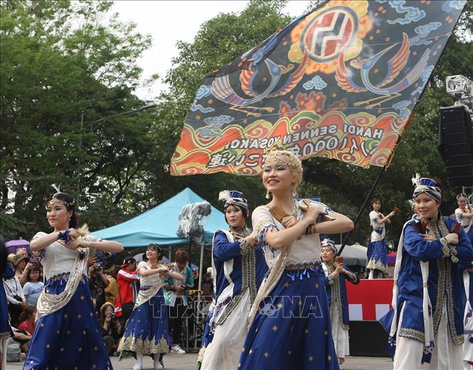 索朗祭传统舞蹈节目。图自越通社