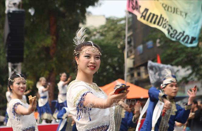 索朗祭传统舞蹈节目吸引了众多群众和国内外游客前来观看。图自越通社