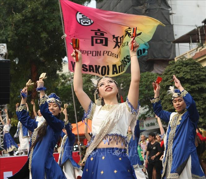 索朗祭传统舞蹈节目。图自越通社