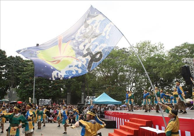 索朗祭传统舞蹈节目吸引了众多群众和国内外游客前来观看。图自越通社