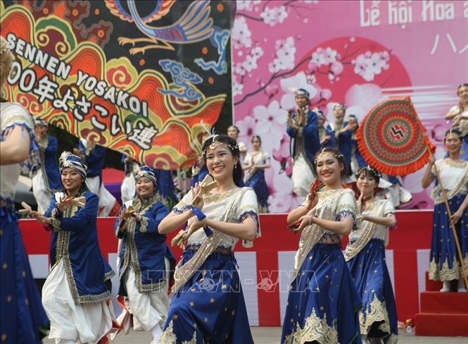 热爱索朗祭传统舞蹈的越南青年向观众献上一场精彩的音乐舞蹈盛宴。图自越通社