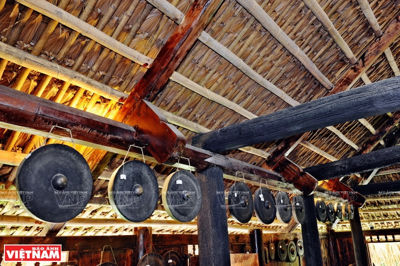 主屋摆挂着的锣钲。越南画报记者 清江/功达 