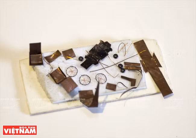 利用废旧铜线、铜片等作原料。越南画报记者 阮伦/通海 摄