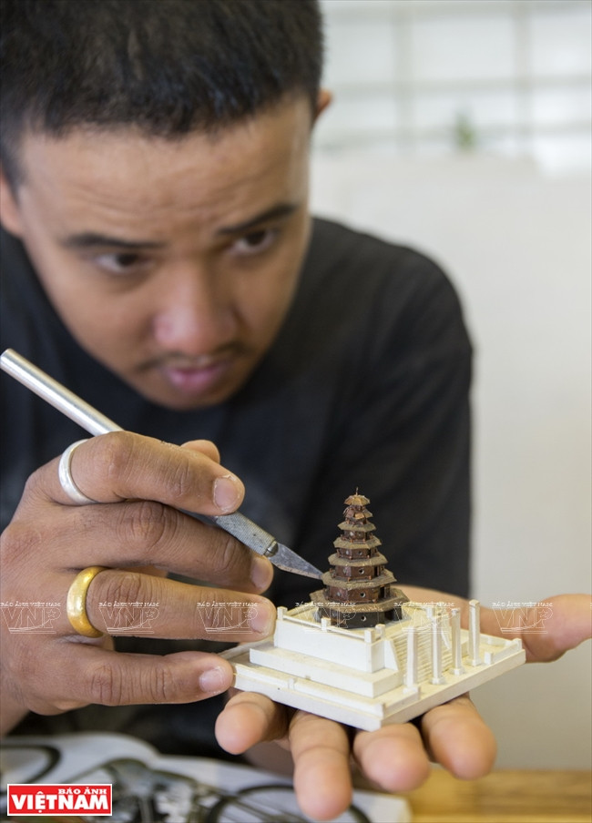 精确地拼接每个细节。越南画报记者 阮伦/通海 摄