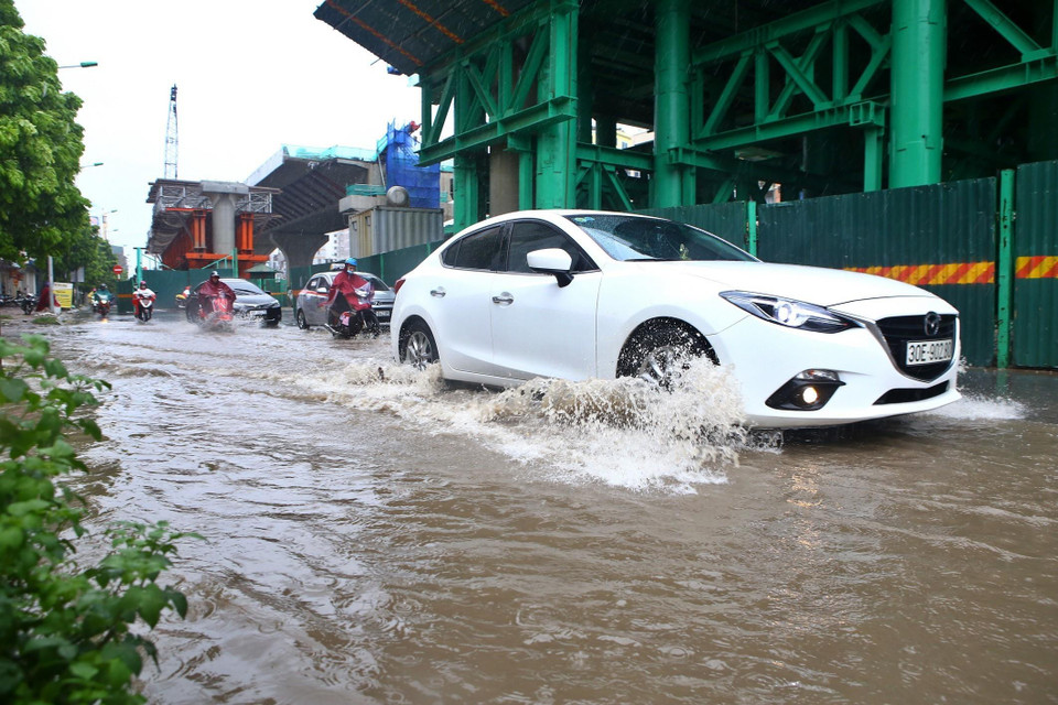 首都河内也出现大范围强降雨，多条街道被淹没。图自越通社