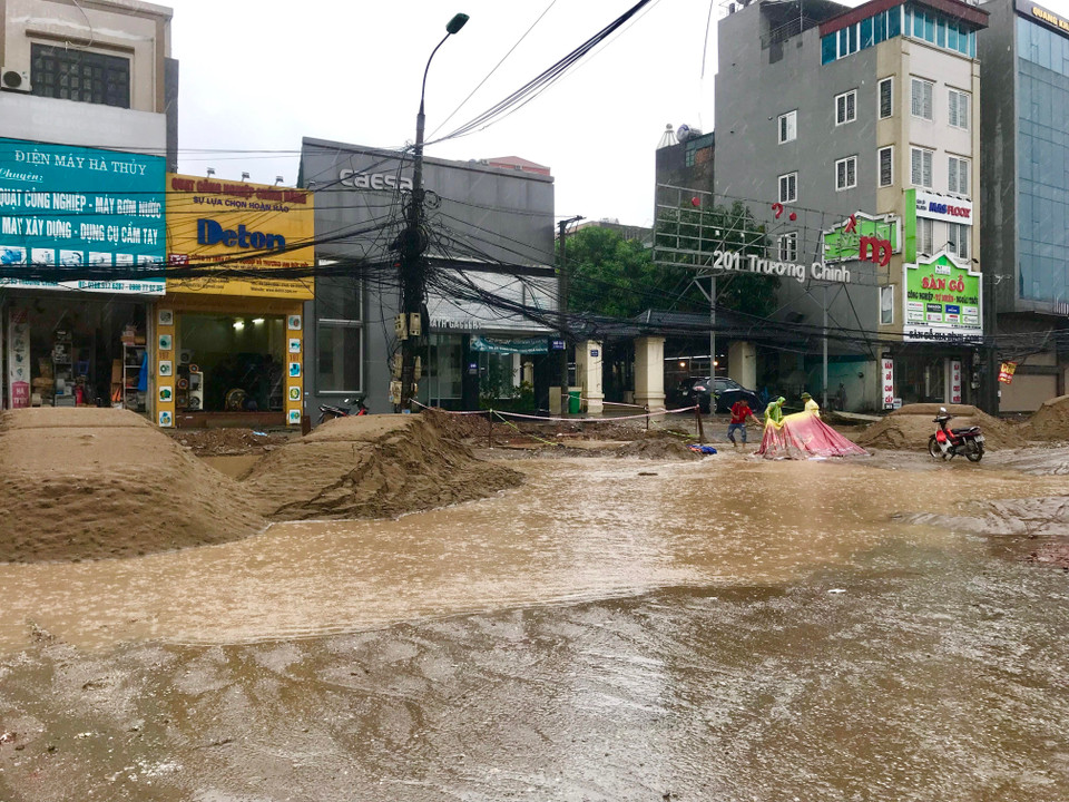 为了应对大雨的影响，河内市水利企业已出动11个排涝泵站的35个水泵。图自越通社