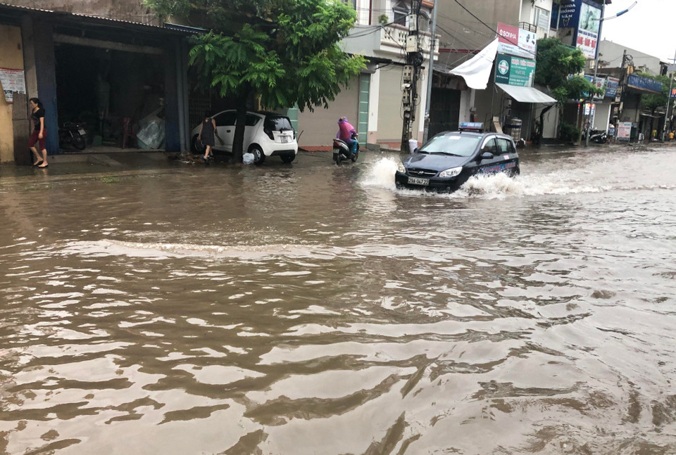 首都河内也出现大范围强降雨，多条街道被淹没。图自越通社