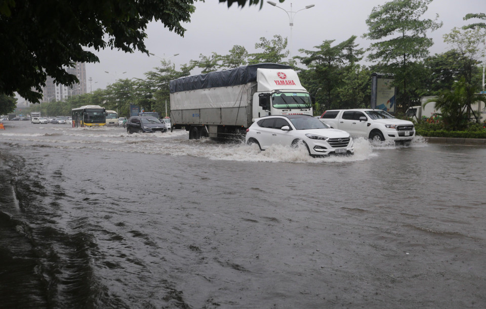 首都河内也出现大范围强降雨，多条街道被淹没。图自越通社