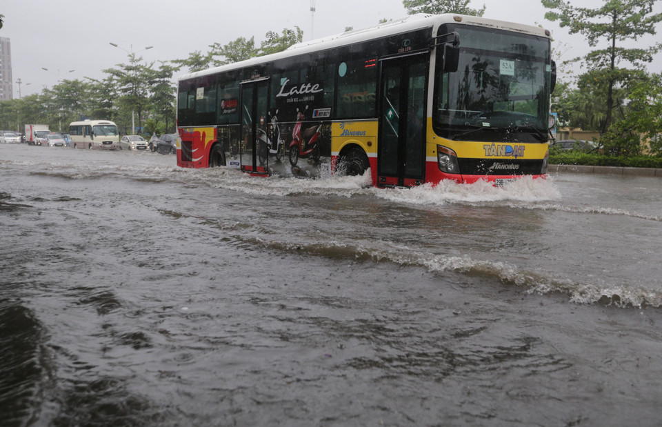 首都河内也出现大范围强降雨，多条街道被淹没。图自越通社