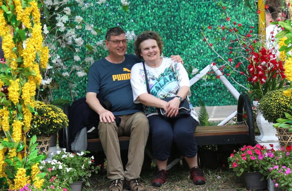 外国游客参观花卉展。越通社记者 陈春情 摄