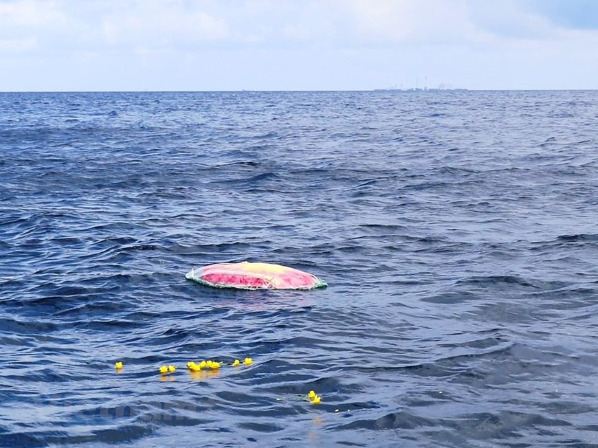 敬献给烈士们的花圈。图自越通社