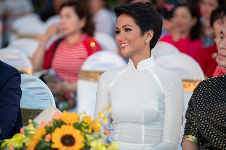 赫姮尼依与组委会同现场观众进行交流。图自越通社