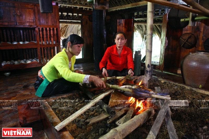 游客在郎屋烤鱼。越南画报记者 清江/功达 