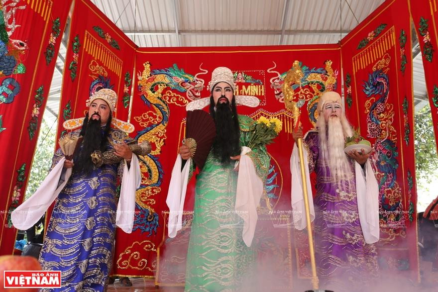 福禄寿三星为居民祝福。越南画报记者 通海 摄