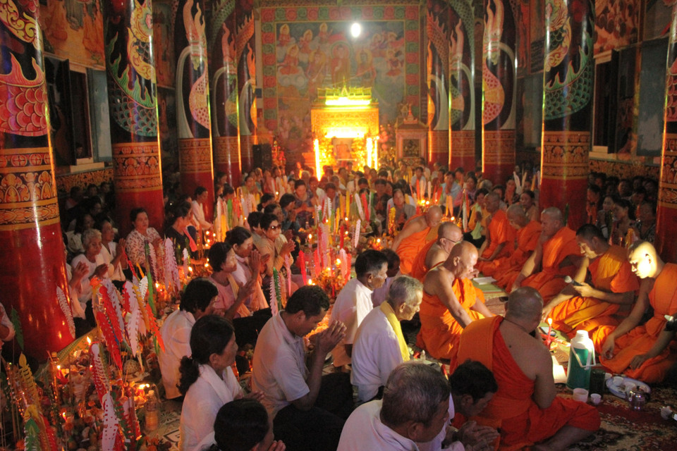 报孝节期间，每天中午，家家户户都派代表到寺院里听和尚说法和念经，为亡故亲人作超度法事。图自越通社