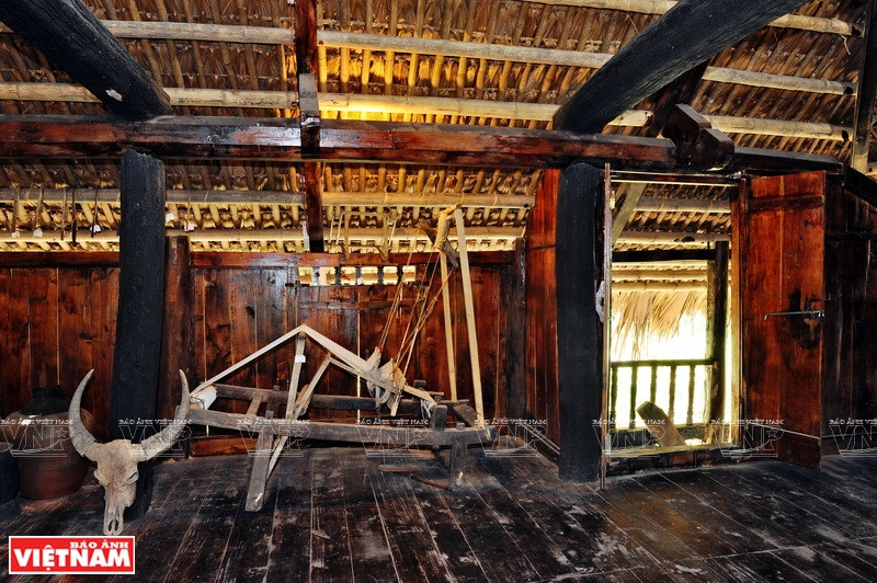 郎屋挂着各种牛角、犀牛角、弓箭。越南画报记者 清江/功达 