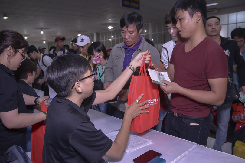 除了赠送火车票之外，组委会还向工人们赠送慰问品。