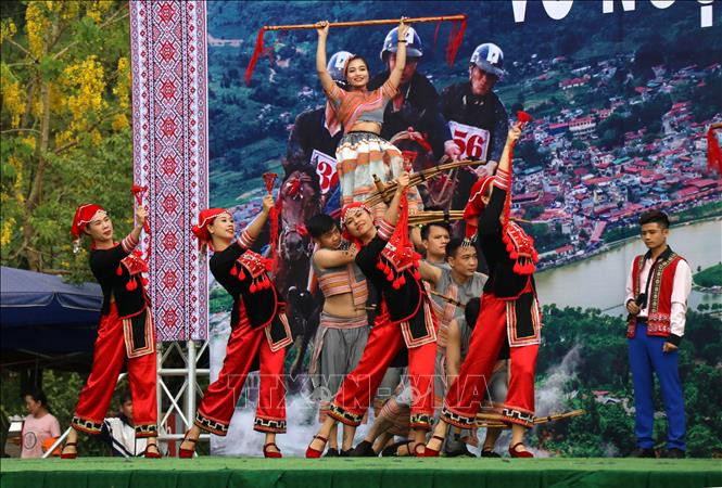 2019年北河白色高原马蹄节开幕式的文艺表演。越通社记者 国庆 摄