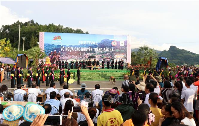 老街省文化体育和旅游厅与老街省北河县人民委员会6月1日联合举行2019年北河白色高原马蹄节开幕式。越通社记者 国庆 摄