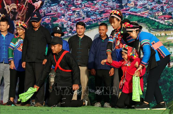 2019年北河白色高原马蹄节开幕式的文艺表演。越通社记者 国庆 摄