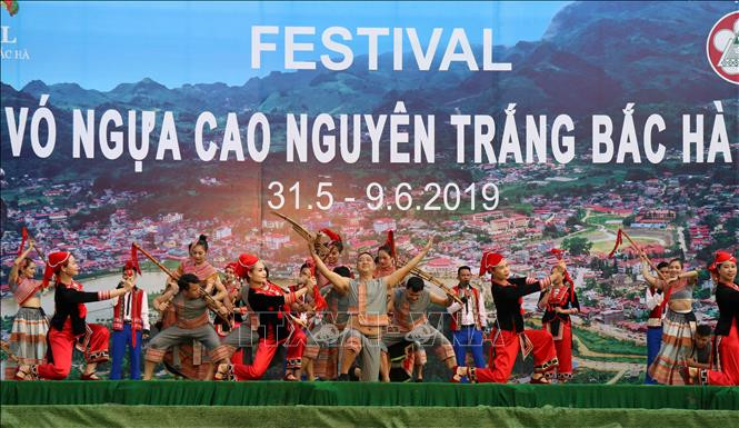 2019年北河白色高原马蹄节开幕式的文艺表演。越通社记者 国庆 摄