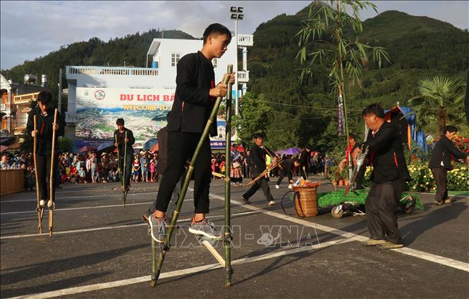 2019年北河白色高原马蹄节开幕式举行的民间游戏。越通社记者 国庆 摄